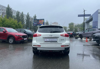 Подержанный автомобиль Infiniti QX50 2014 года (6 фото)