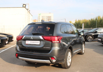 Подержанный автомобиль Mitsubishi Outlander 2016 года (6 фото)
