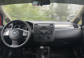 Подержанный автомобиль Nissan Tiida Hatchback 2012 года (11 фото)