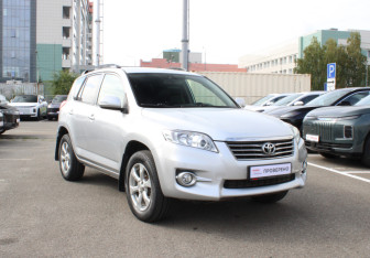 Подержанный автомобиль Toyota RAV4 2011 года (3 фото)