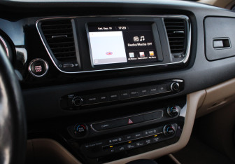 Подержанный автомобиль Kia Carnival 2017 года (11 фото)