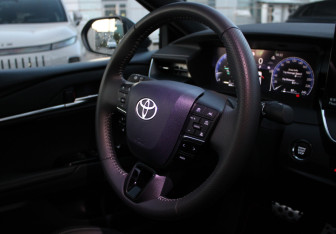 Подержанный автомобиль Toyota Camry Sedan 2024 года (14 фото)