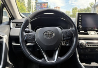 Подержанный автомобиль Toyota RAV4 2021 года (14 фото)