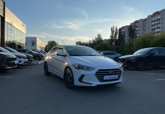 Подержанный автомобиль Hyundai Elantra Sedan 2017 года (3 фото)