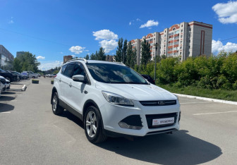 Подержанный автомобиль Ford Kuga 2014 года (3 фото)