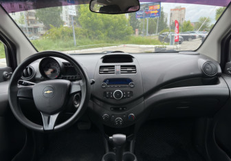 Подержанный автомобиль Chevrolet Spark 2012 года (11 фото)