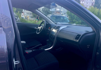Подержанный автомобиль Toyota Corolla Sedan 2012 года (10 фото)