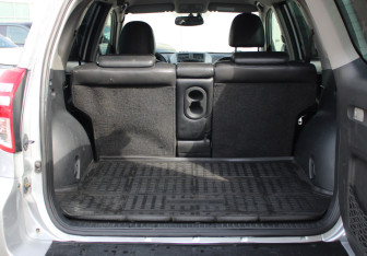Подержанный автомобиль Toyota RAV4 2011 года (21 фото)