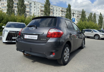 Подержанный автомобиль Toyota Auris Hatchback 2010 года (5 фото)