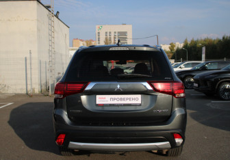 Подержанный автомобиль Mitsubishi Outlander 2016 года (4 фото)