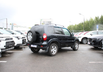 Подержанный автомобиль Chevrolet Niva 2010 года (8 фото)